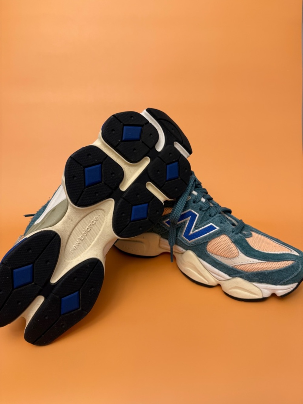 New Balance 9060 sneakers excellent condition size 8 - Picture 2 of 3
